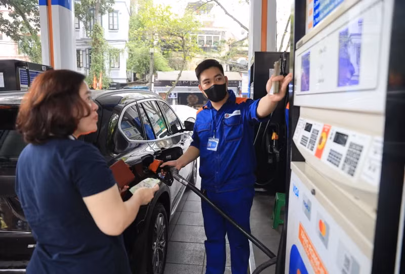 Petrol prices revised down on August 22 - Illustrative photo (Photo: VNA)