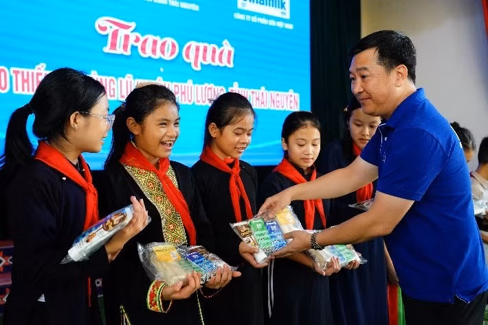 Vinamilk's Director of External Affairs, Do Thanh Tuan, presents gifts to students at Phu Luong Ethnic Boarding Secondary School, Thai Nguyen Province.