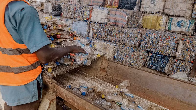 Around the world, one million plastic drinking bottles are purchased every minute (Photo: UNEP)
