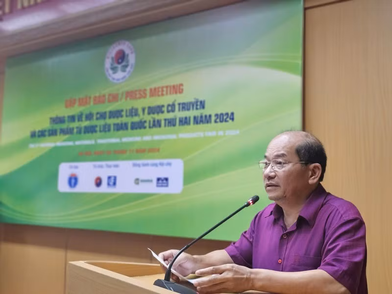 Associate Professor Nguyen The Thinh, director of the Department of Traditional Medicine, speaking at a press briefing.