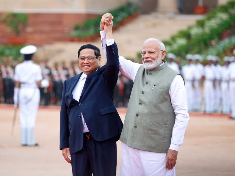 Prime Minister Pham Minh Chinh (L) and his Indian counterpart Narendra Modi at the welcome ceremony.