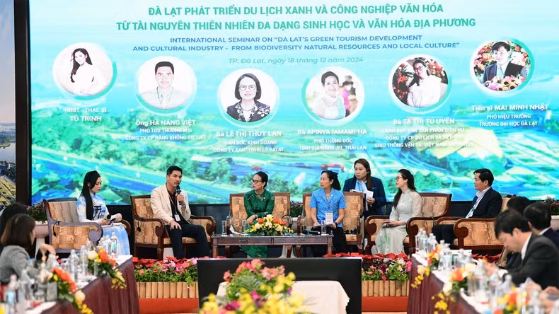 Speakers join a discussion at the seminar 