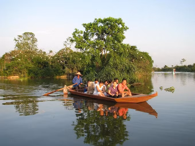 Visitors to Chi Lang Nam Stork Island. (Photo: Nguyen Chinh)