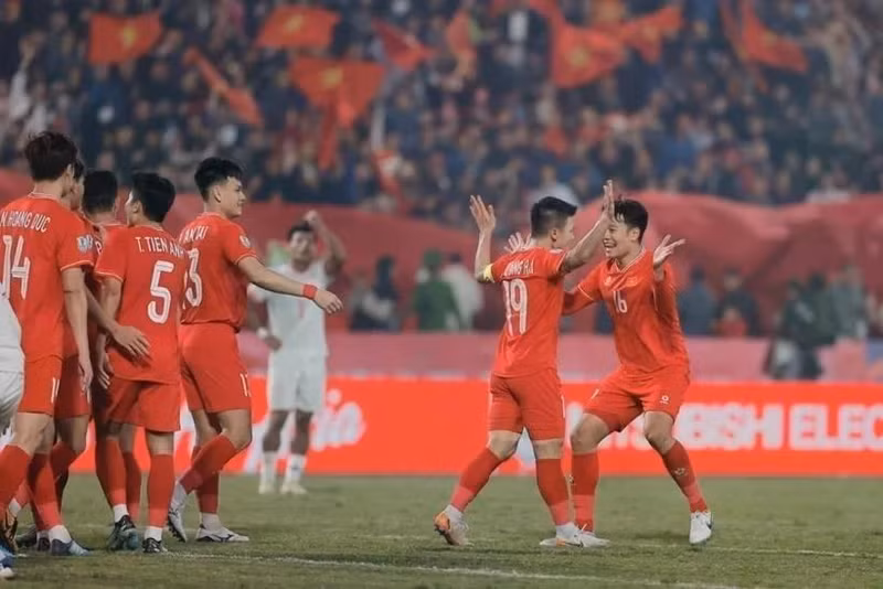 Vietnam (red) defeat Myanmar 5-0 on December 21 to advance to the ASEAN Cup semi-finals. (Photo: VNA)
