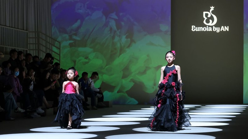 Vietnamese designs impressed visitors at Shanghai Fashion Week