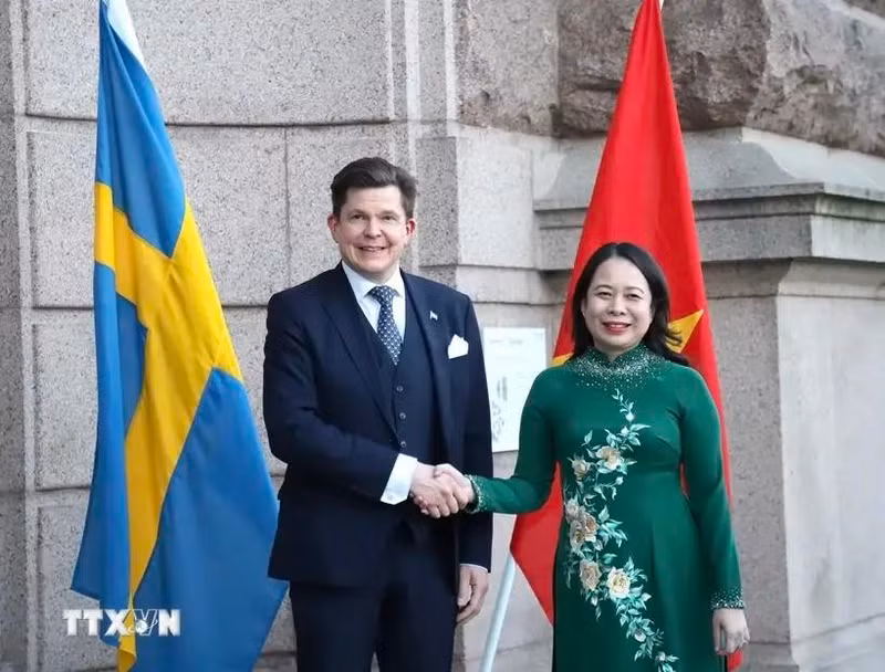 Speaker of the Riksdag Andreas Norlén (L) welcomes State Vice President of Vietnam Vo Thi Anh Xuan. (Photo: VNA)