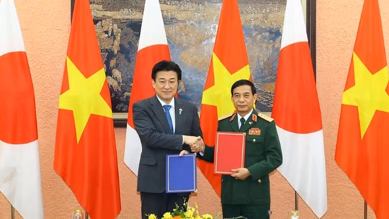 Minister of National Defence General Phan Van Giang (left) and visiting Japanese Defence Minister Kihara Minoru in Hanoi on August 6 (Photo: NDO)