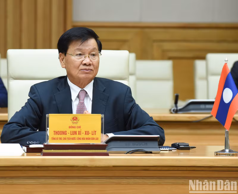 Party General Secretary and President of Laos Thongloun Sisoulith speaks at the meeting.
