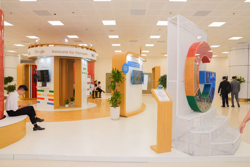 The two-day event features a technology exhibition and experience area with over 70 booths by major domestic and international technology corporations, startups, universities, and research institutes.