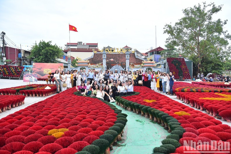 Visitors take a group photo in the incense-making village of Quang Phu Cau in Ung Hoa District, Hanoi (Photo: Thuy Nguyen)