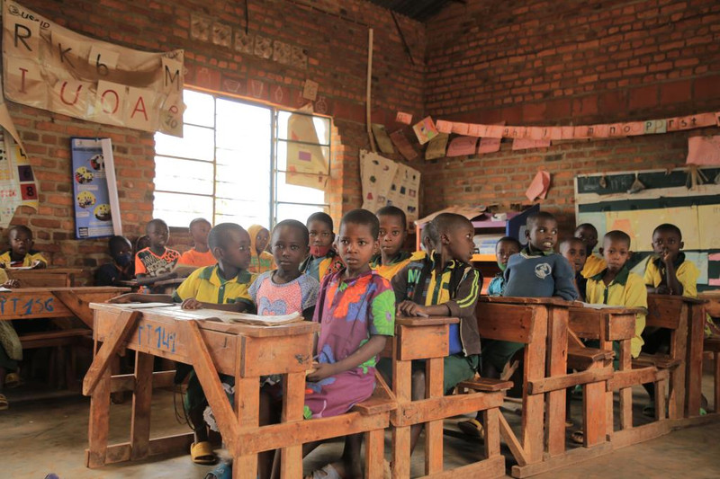 Students study in a classroom at Tanda primary and secondary school (GS Tanda) in Rwanda, May 27, 2022. (Photo: Xinhua)