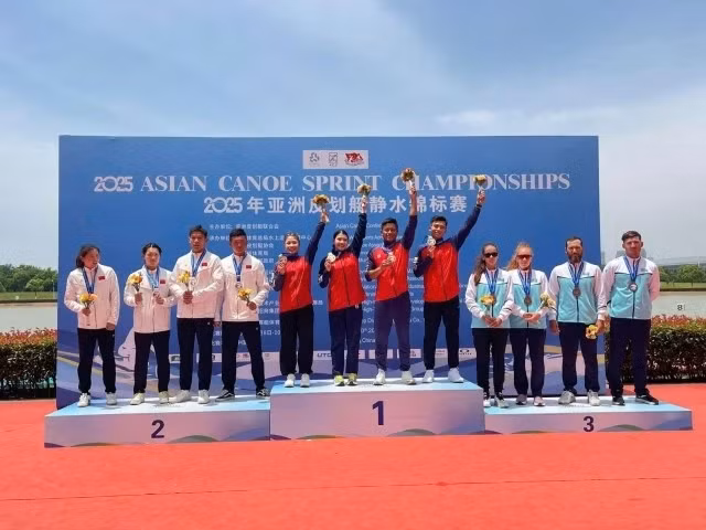 The Vietnamese team wins gold medal in the mixed men’s and women’s C4 event. (Photo: thethao247.vn)