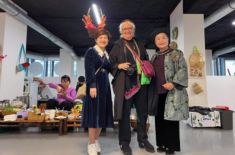 French artist Dominique Des Miscault (C) at a programme on introducing Vietnam's Then folk singing in France in 2024 (Photo: vannghethainguyen.vn)