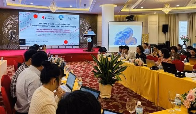 Food safety lecturers who attended the workshop are expected to apply the internationally standardised curriculum at their universities. (Photo: VNA)