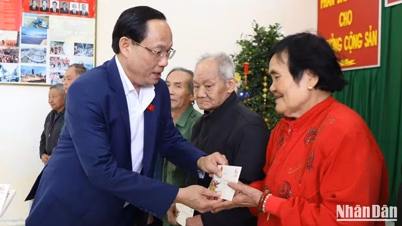National Assembly Vice Chairman Tran Quang Phuong visited and extended Tet greetings to needy people in Dak Buk So Commune in Tuy Duc District, Dak Nong Province.