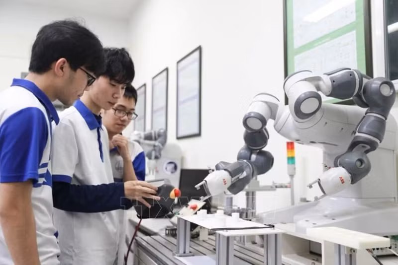 Students of the University of Engineering and Technology under the Vietnam National University, Hanoi practice in a laboratory. (Photo: VNA)
