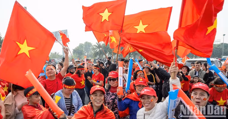Vietnamese football fans welcome national men’s football team back home
