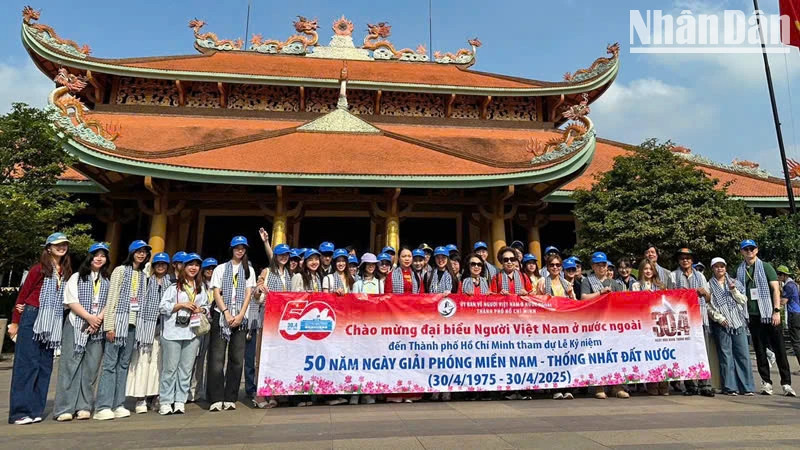 A delegation of OVs in Thailand returned to Vietnam to attend the grand celebration marking the national reunification in Ho Chi Minh City. 