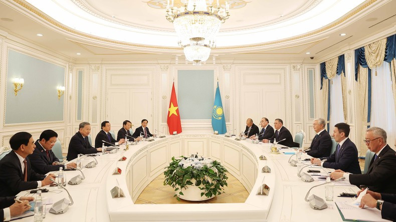 At the talks between General Secretary of the Central Committee of the Communist Party of Viet Nam To Lam and Kazakh President Kassym-Jomart Tokayev on May 6. (Photo: VNA)