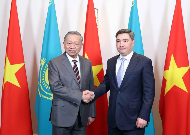 General Secretary of the Communist Party of Viet Nam Central Committee To Lam (L) and Kazakh Prime Minister Olzhas Bektenov (Photo: VNA)