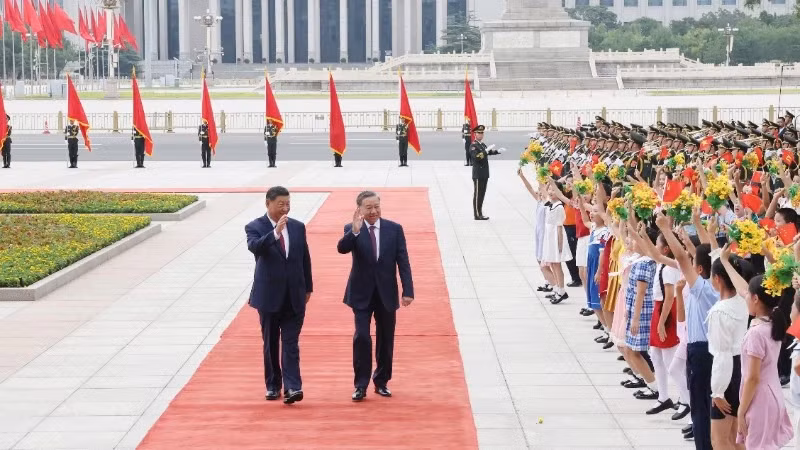 General Secretary of the Communist Party of China Central Committee and President of China Xi Jinping and his spouse preside over the welcoming ceremony for General Secretary of the Communist Party of Vietnam Central Committee and President To Lam and his spouse on a state visit to China from August 18 - 20, 2024. (Photo: VNA)
