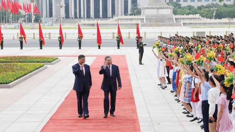 General Secretary of the Communist Party of China Central Committee and President of China Xi Jinping and his spouse preside over the welcoming ceremony for General Secretary of the Communist Party of Vietnam Central Committee and President To Lam and his spouse on a state visit to China from August 18 - 20, 2024. (Photo: VNA)