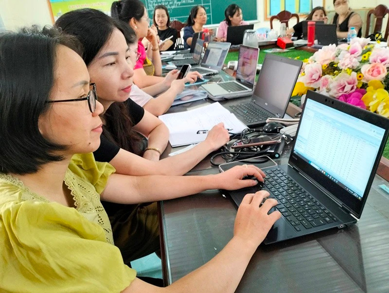 A training session on using digital student records for staff and teachers at Yen My Primary School in Thanh Tri District, Hanoi. (Photo: MINH PHUONG)