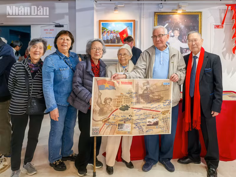 Can Van Kiet (first from right), a former member of the OVs Union in France (the predecessor of the Association of Vietnamese in France), recounted that on April 30, 1975, the overseas Vietnamese community burst with joy after the victory news reached France.