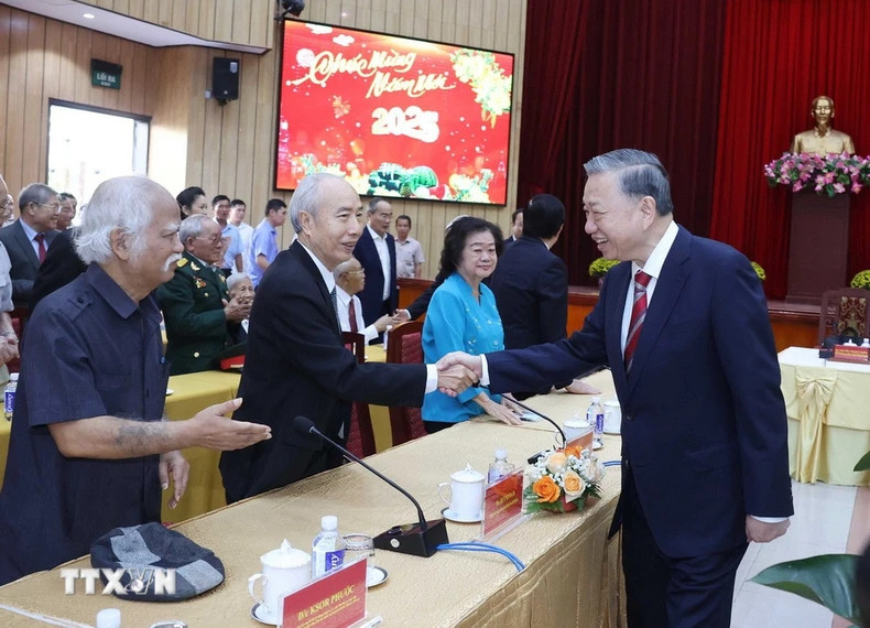 Party General Secretary To Lam (R) hosts former Party and State leaders and veteran officials, as well as outstanding intellectuals, scientists, and artists from southern provinces and cities on January 9. (Photo: VNA)