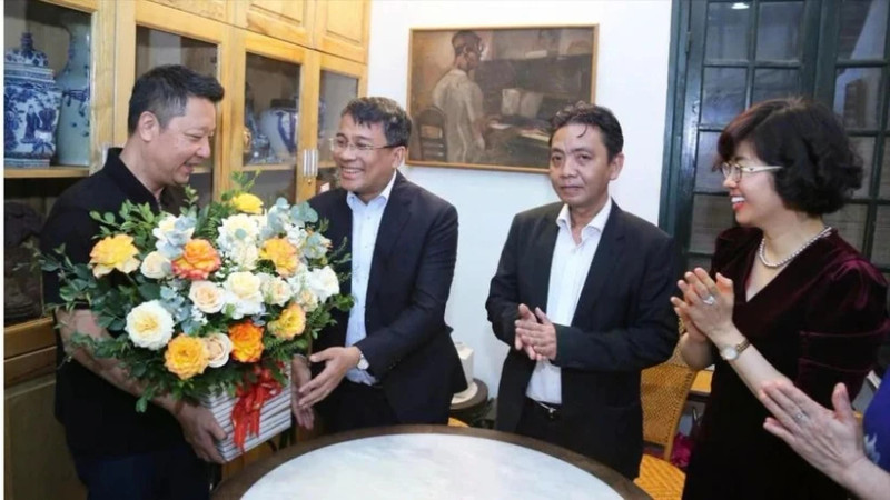 The Vietnam National Commission for UNESCO, led by Deputy Minister of Foreign Affairs Nguyen Minh Vu, visits and congratulates the family of composer Hoang Van on the UNESCO recognition of his collection as a World Documentary Heritage. (Photo: VNA)