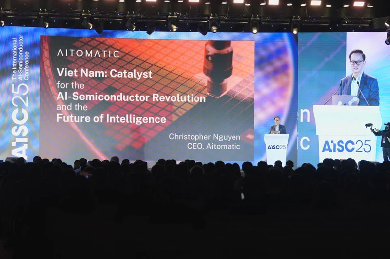 Christopher Nguyen, CEO of Aitomatic speaks at the conference 