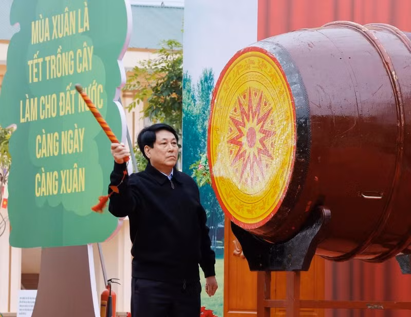 After beating a drum to kick off the tree-planting festival, State President Luong Cuong joins delegates, representatives of political and social organisations, and local residents in planting trees at a hill in Chi Lang district’s Chien Thang commune. (Photo: VNA)
