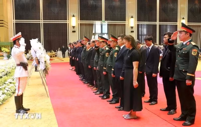 A delegation comprising representatives from the Embassy of Vietnam, affiliated agencies, and the Vietnamese community in Laos pays homage to Khamtay Siphandone, former President of the Lao People’s Revolutionary Party (LPRP) and former President of Laos. (Photo: VNA)