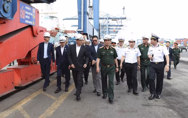 Lao Prime Minister Sonexay Siphandone and his entourage visit Tan Cang - Cat Lai Port. (Photo: VNA)