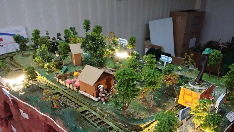 A Cu Chi Tunnel model by a group of students from Cau Giay Secondary School in Ha Noi. (Photo: LE DUY)
