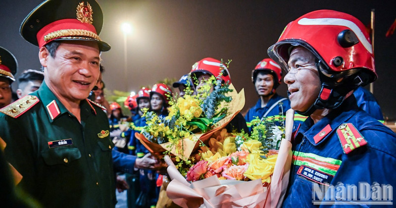 The rescue team was welcomed at Noi Bai International Airport in Hanoi. 