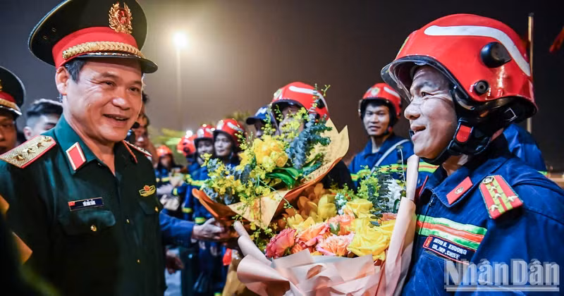 The rescue team was welcomed at Noi Bai International Airport in Hanoi. 
