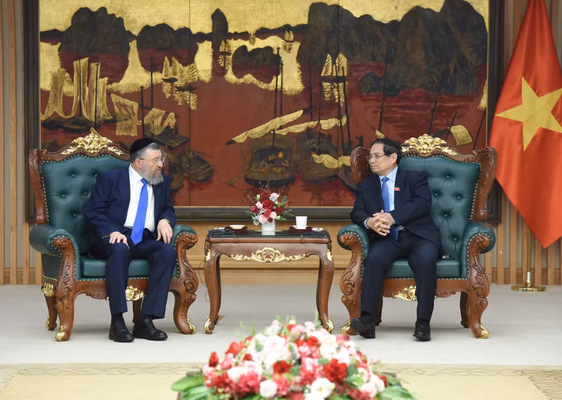 Prime Minister Pham Minh Chinh (R) receives Israeli Minister of Labour Rabbi Yoav Ben Tzur.
