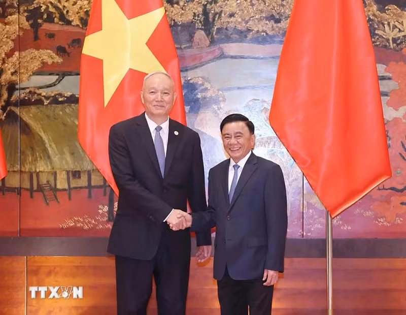 Tran Cam Tu, Politburo member, permanent member of the CPV Central Committee’s Secretariat (R) and Cai Qi, member of the Standing Committee of the Political Bureau of the CPC Central Committee, member of the CPC Central Committee’s Secretariat and Chief of the CPC Central Committee’s Office. (Photo: VNA)