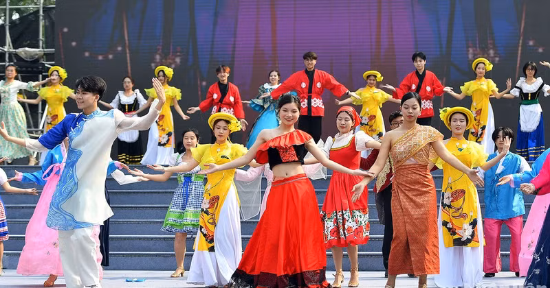 An art performance at the launch ceremony.