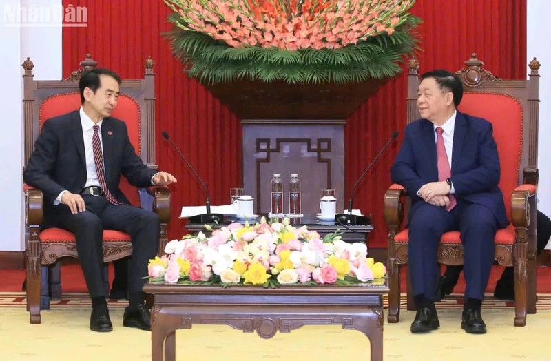 Politburo member, Secretary of the Party Central Committee and Chairman of its Commission for Communication, Education and Mass Mobilisation Nguyen Trong Nghia (R) receives Chinese Ambassador to Vietnam He Wei at their meeting on March 19. (Photo: NDO)