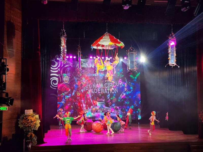 A circus act on a square stage. (Photo: VNA)
