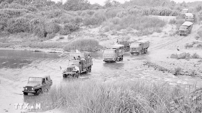 Using both primitive and mechanised means, soldiers in the Central Highlands transported goods to support the campaign (in 1975). (Photo: Thanh Tung/VNA)