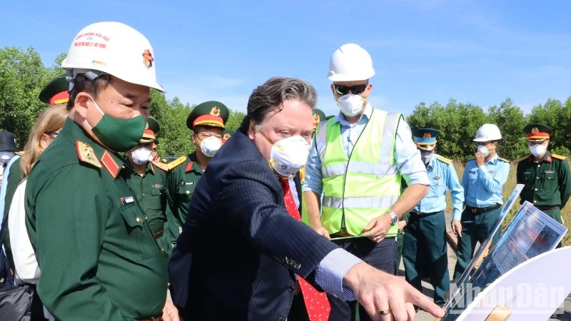 Deputy Minister of National Defence Sen. Lieut. Gen. Hoang Xuan Chien and US Ambassador to Vietnam Marc Knapper inspect dioxin treatment at Bien Hoa airport. (Photo: VNA)