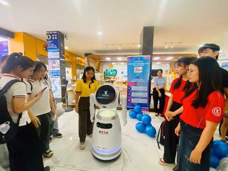 The exhibition includes technology experience zones for tech enthusiasts