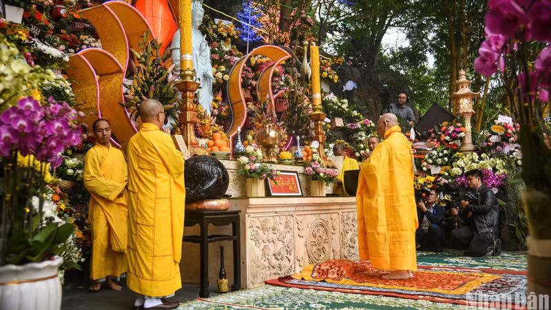 The ritual, held on the 19th day of the second lunar month, aims to pray for peace and happiness. .