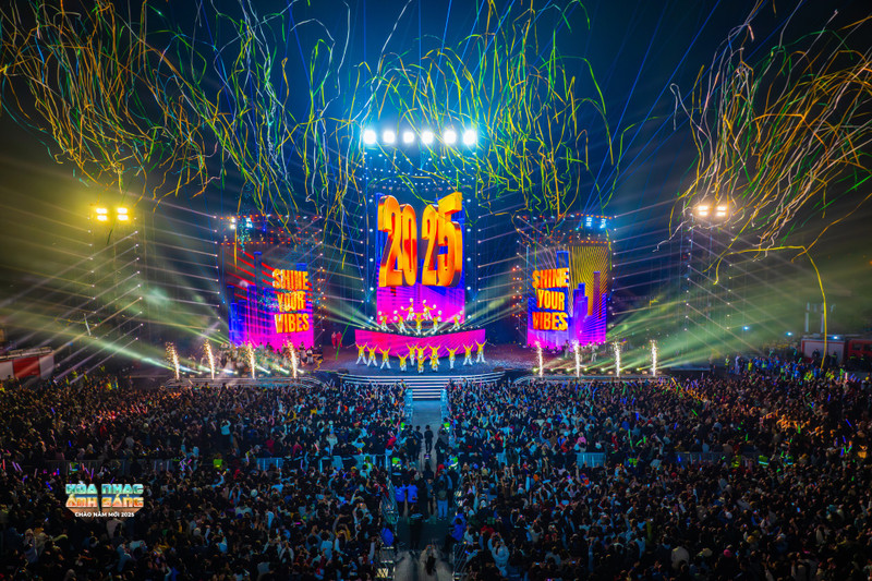 The 2025 Light Symphony in Tay Ho District has become a remarkable model of the fusion between technology and heritage. (Photo: Hanoi International Light Festival)