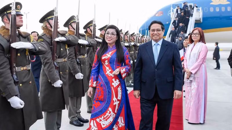 Prime Minister Pham Minh Chinh and his spouse arrive in Prague on January 18 afternoon (local time), beginning an official visit to the Czech Republic from November 18-20 (Photo: Nguyen Hong)