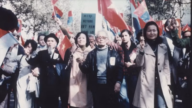 On April 30, 1975, overseas Vietnamese paraded through the streets of Paris, holding high the banner “Vietnam Victory.” (Photo: Le Tan Xuan)