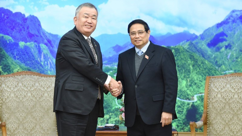 Prime Minister Pham Minh Chinh (R) and Executive Officer and President of Yamato Holdings Nagao Yutaka at their meeting in Hanoi on February 17. (Photo: NDO)